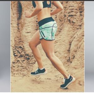 Lululemon Tracker Short II *2-way Stretch
Spray Dye White Blue Tropics / Black